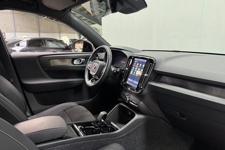 Grå Volvo XC40 fra 2023