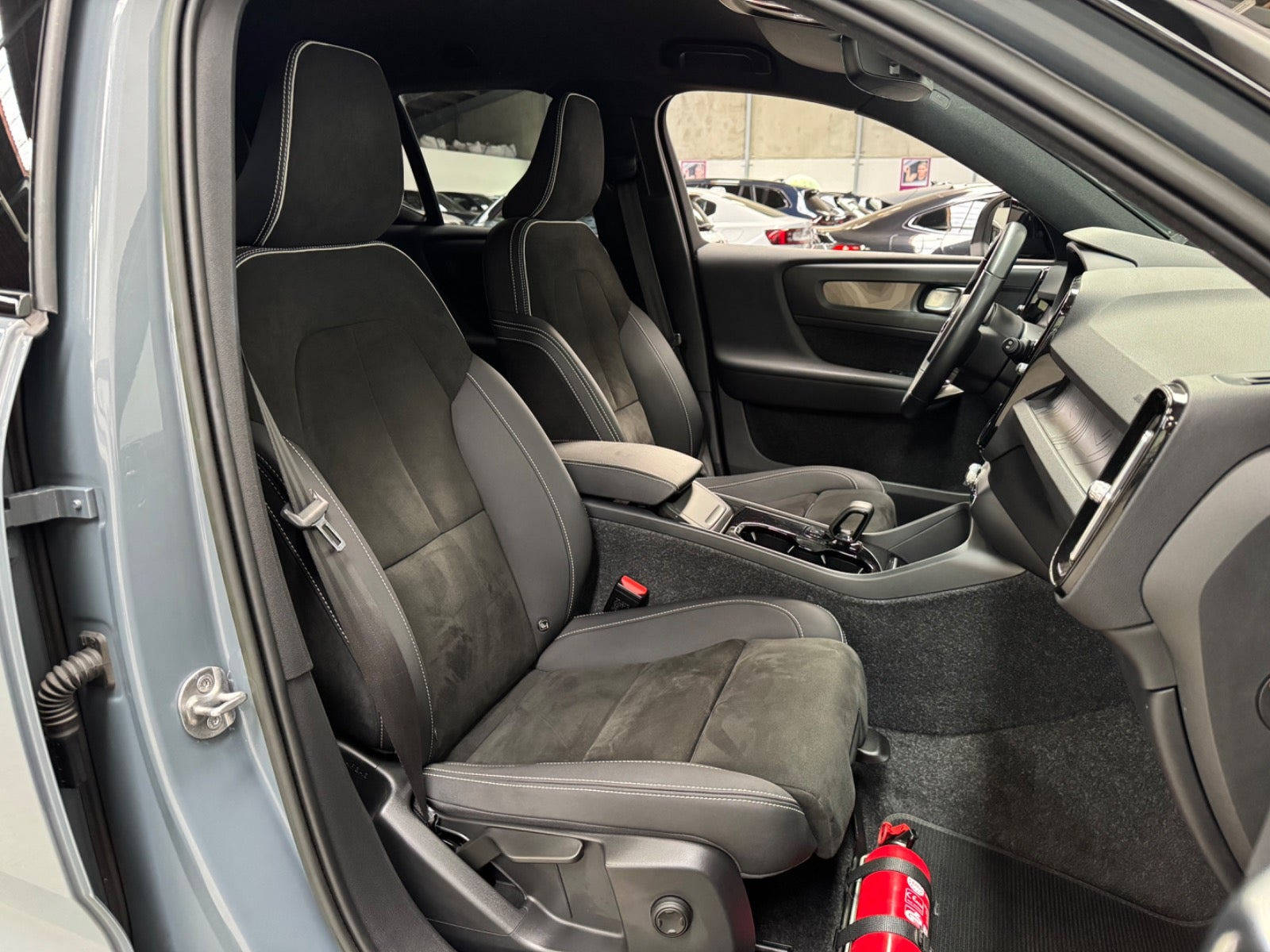 Grå Volvo XC40 fra 2023