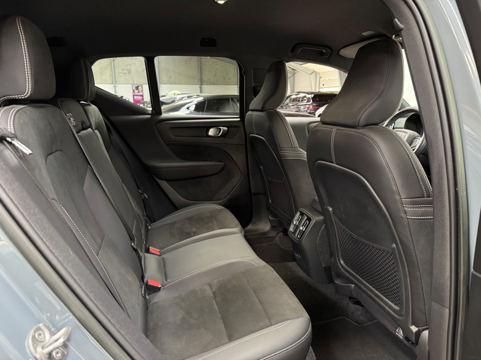 Grå Volvo XC40 fra 2023