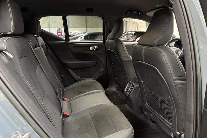 Grå Volvo XC40 fra 2023