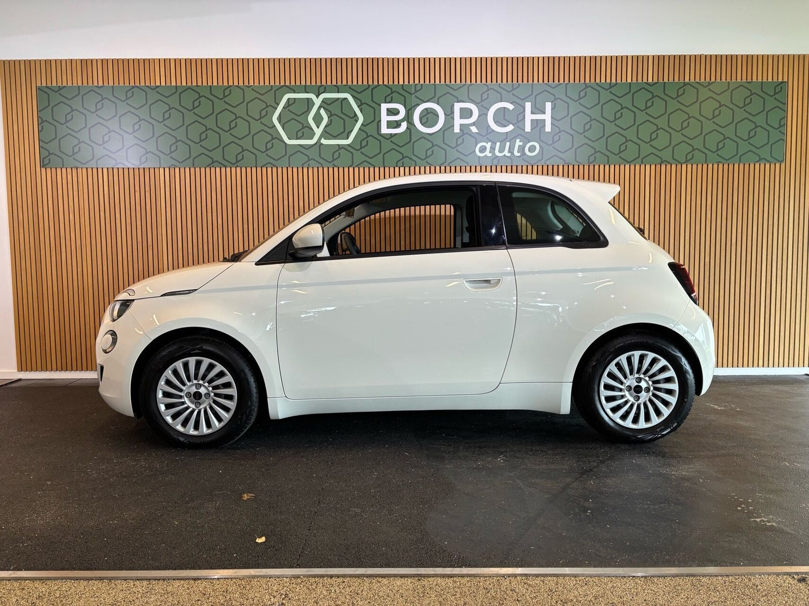 Hvid Fiat 500e fra 2023
