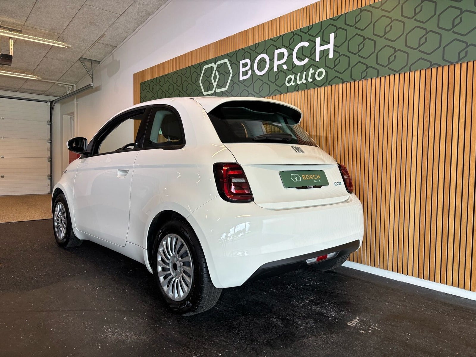 Hvid Fiat 500e fra 2023