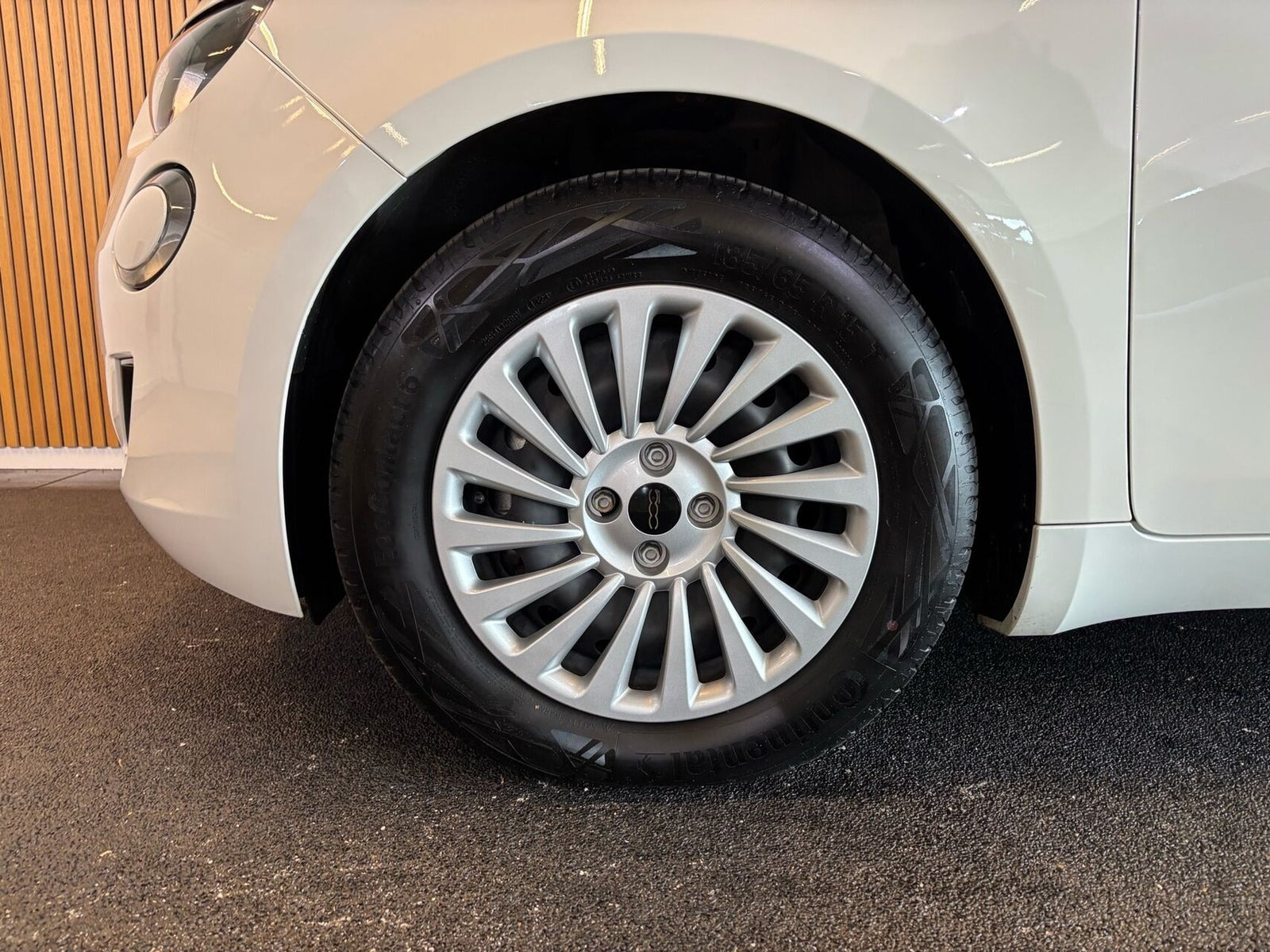 Hvid Fiat 500e fra 2023
