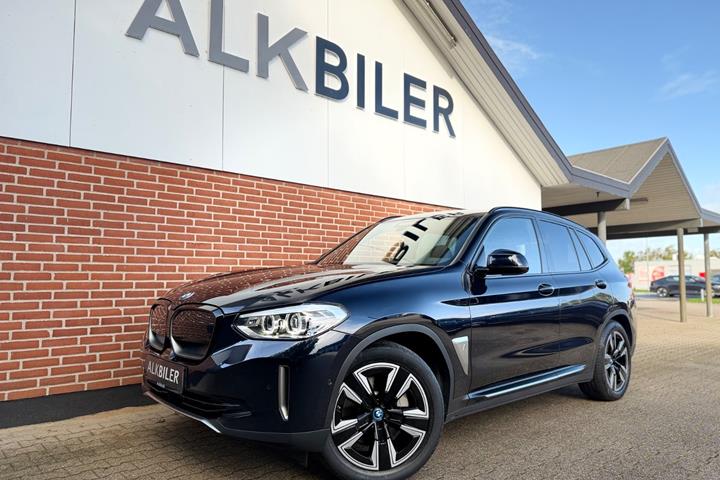 Blå BMW iX3 fra 2021 set udefra