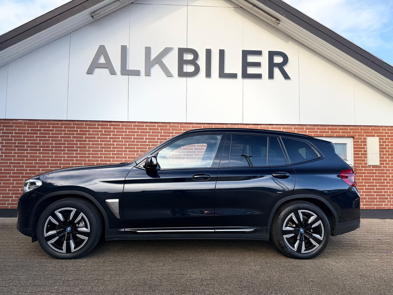 Blå BMW iX3 fra 2021