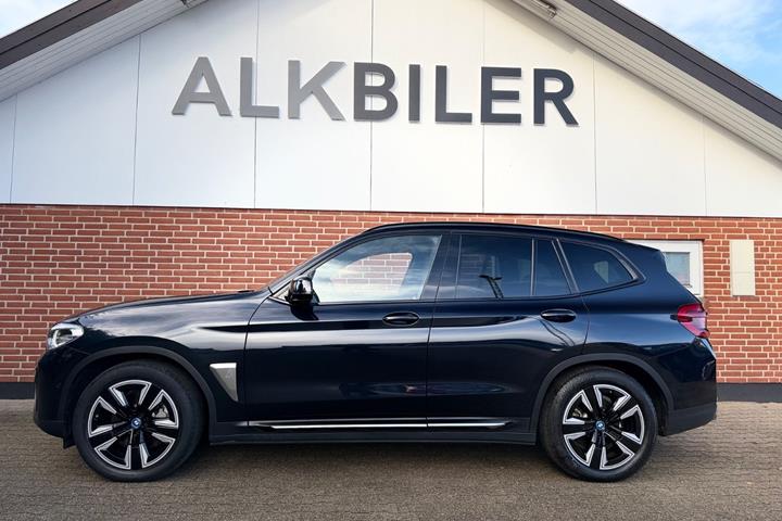 Blå BMW iX3 fra 2021