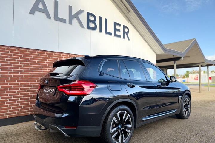 Blå BMW iX3 fra 2021