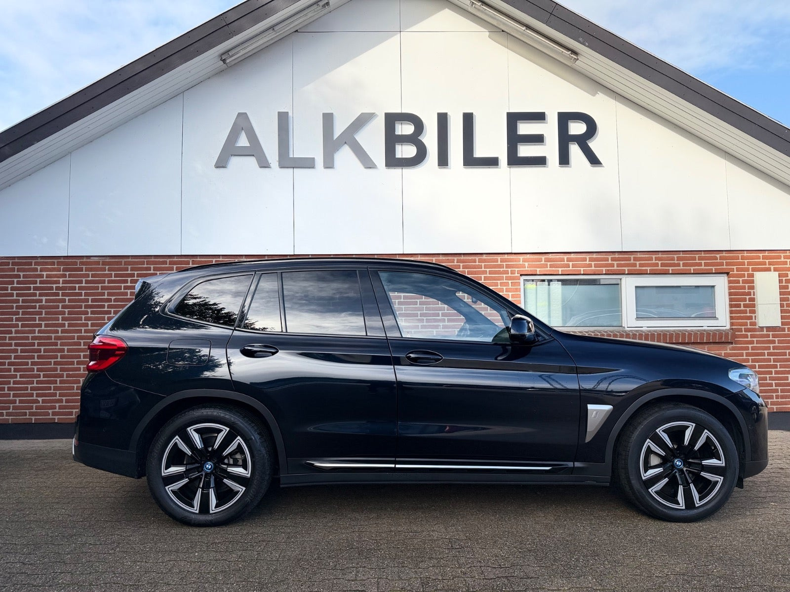 Blå BMW iX3 fra 2021
