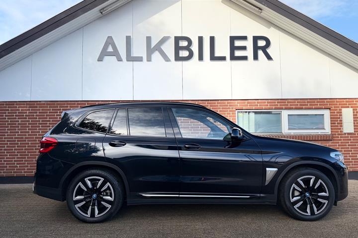 Blå BMW iX3 fra 2021
