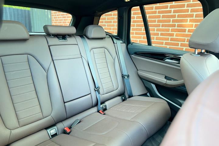 Blå BMW iX3 fra 2021