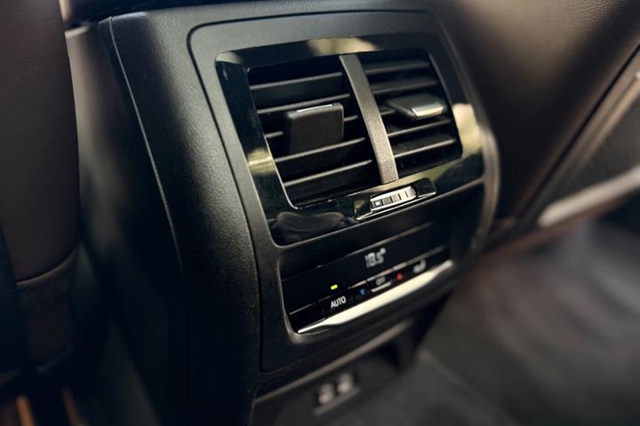 Blå BMW iX3 fra 2021