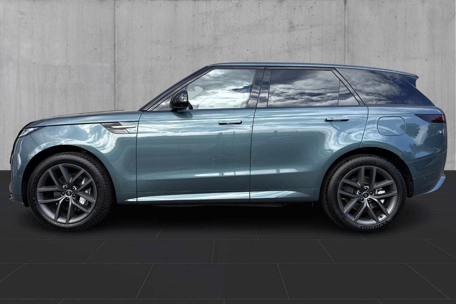 Grøn Land Rover Range Rover sport fra 2025