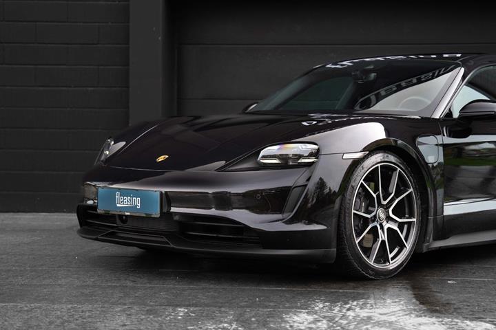 Sort Porsche Taycan fra 2022