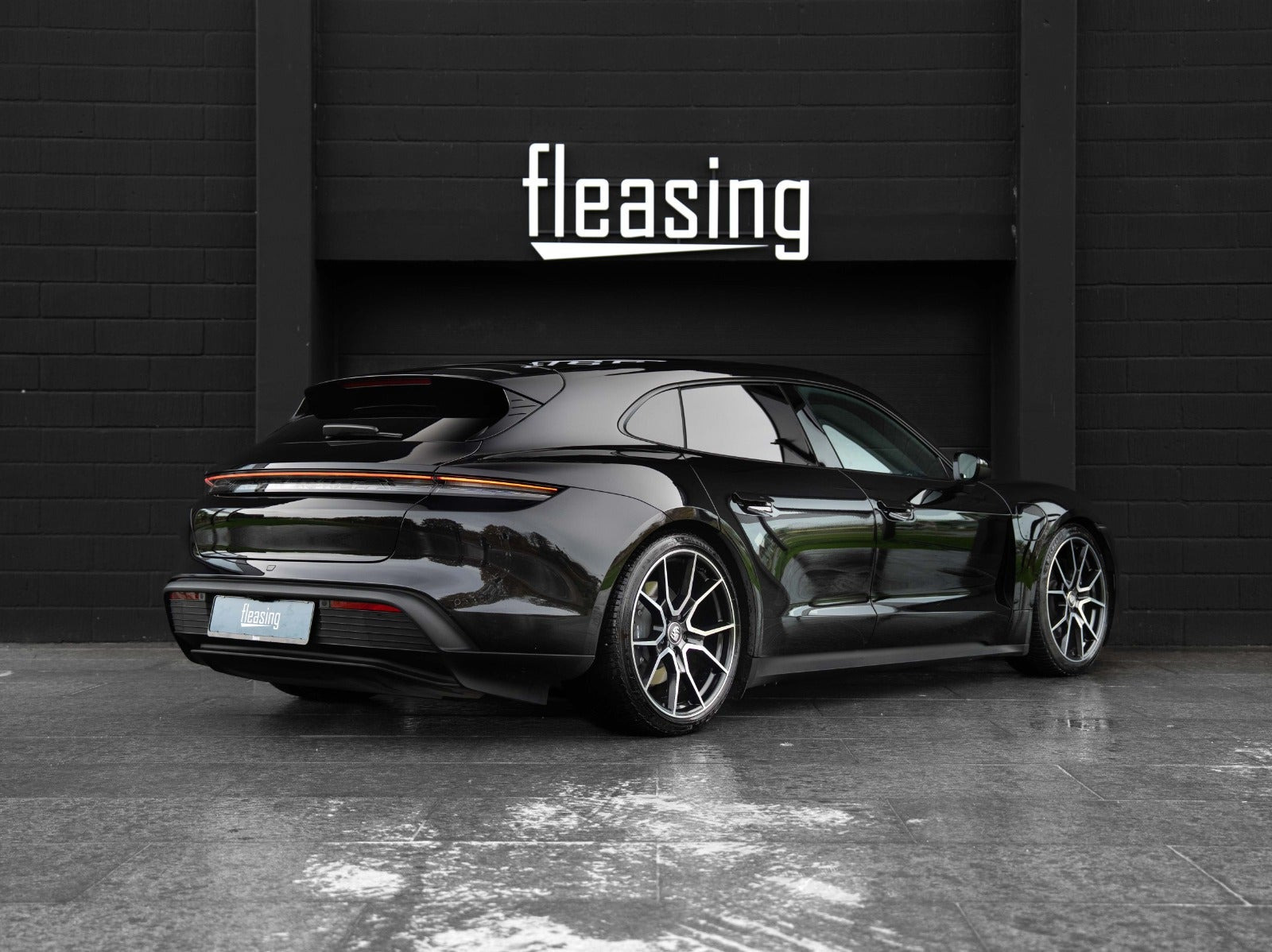 Sort Porsche Taycan fra 2022