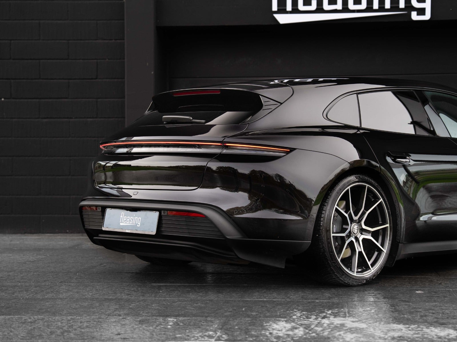 Sort Porsche Taycan fra 2022