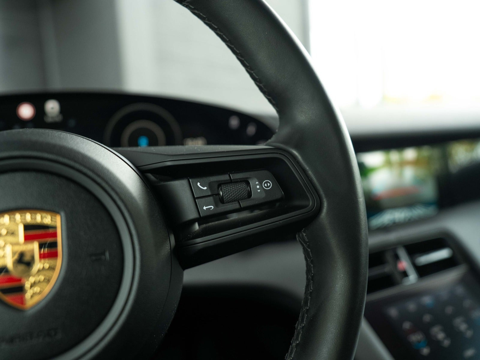 Sort Porsche Taycan fra 2022