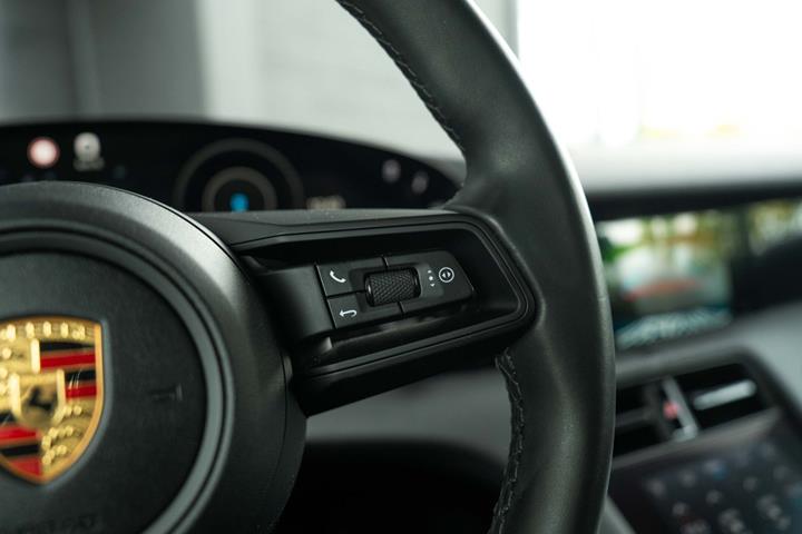 Sort Porsche Taycan fra 2022