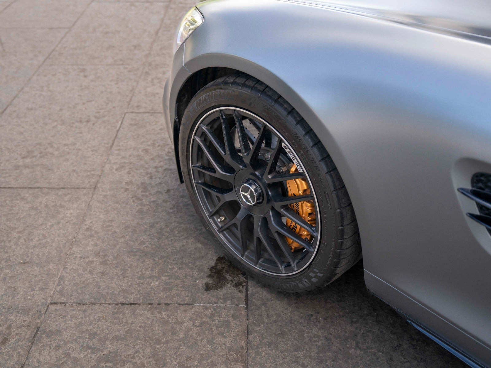 Grå Mercedes AMG GT S fra 2015