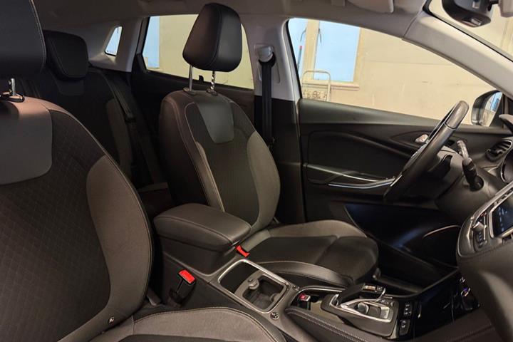 Hvid Opel Grandland X fra 2020