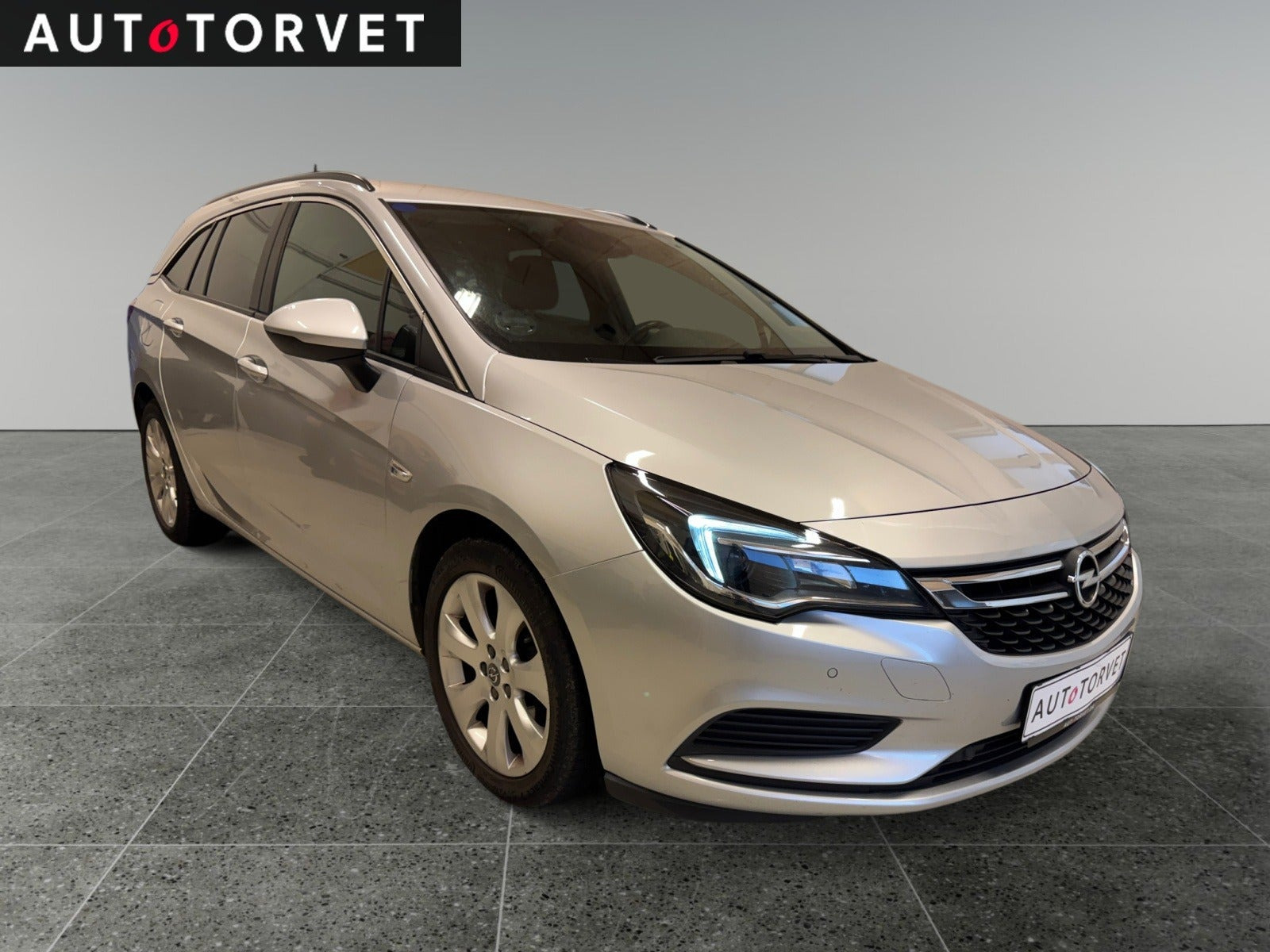 Sølv Opel Astra fra 2019
