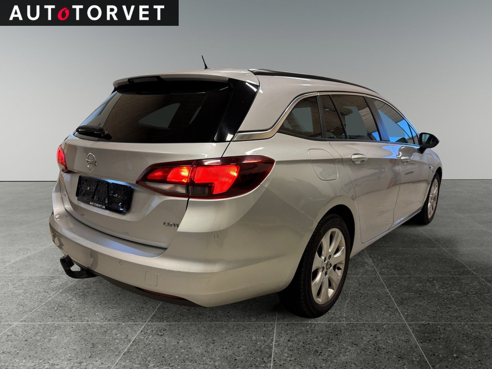 Sølv Opel Astra fra 2019