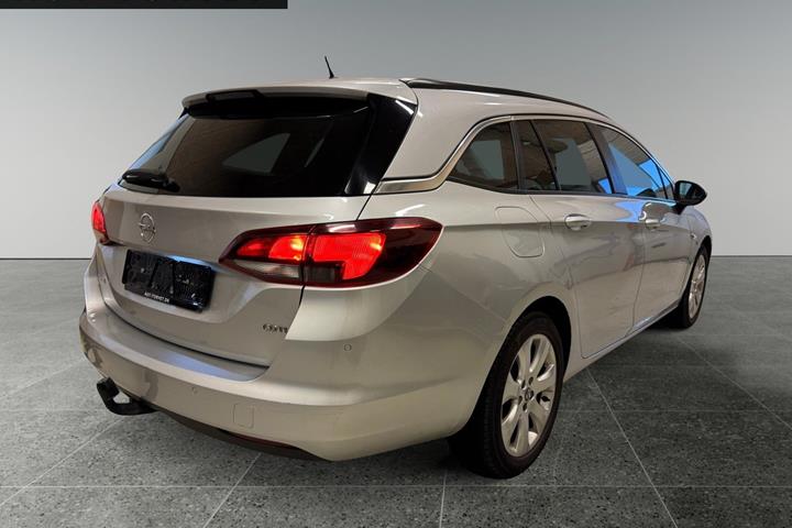 Sølv Opel Astra fra 2019