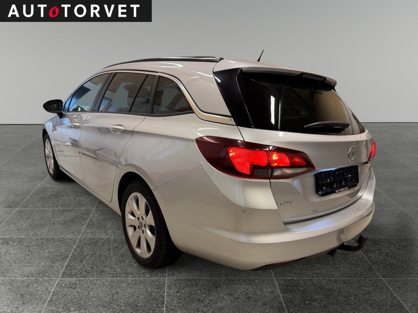 Sølv Opel Astra fra 2019