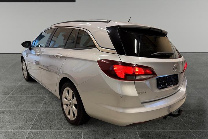 Sølv Opel Astra fra 2019