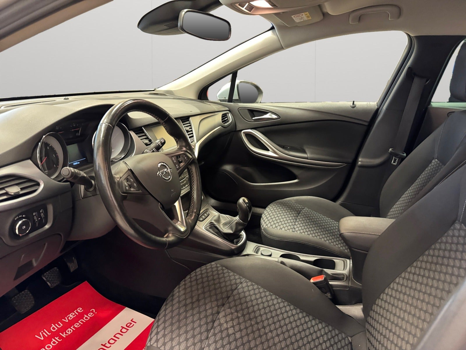 Sølv Opel Astra fra 2019