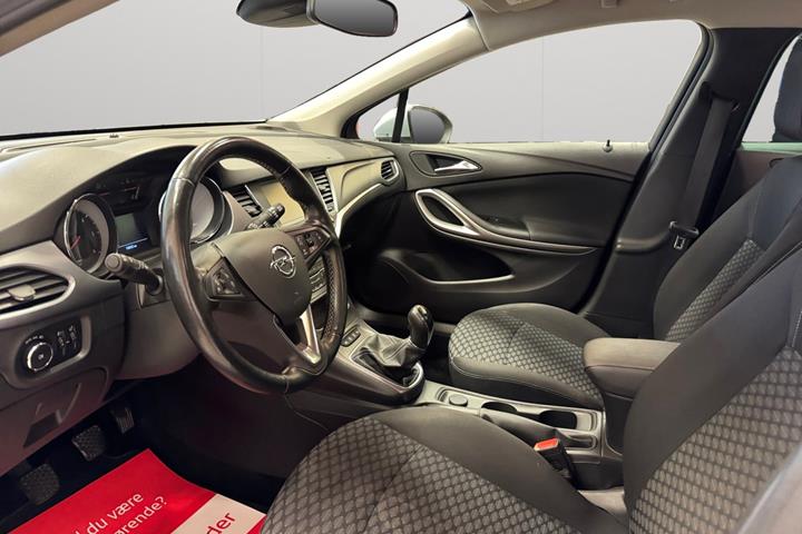 Sølv Opel Astra fra 2019