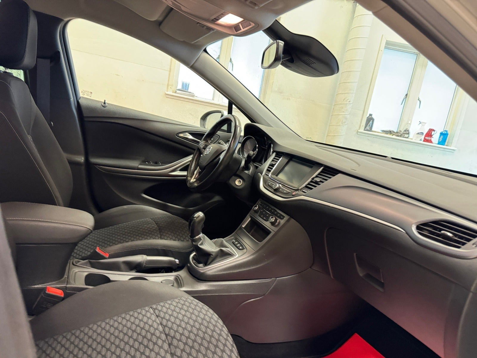 Sølv Opel Astra fra 2019