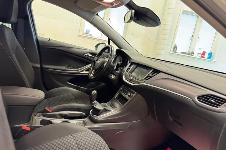 Sølv Opel Astra fra 2019