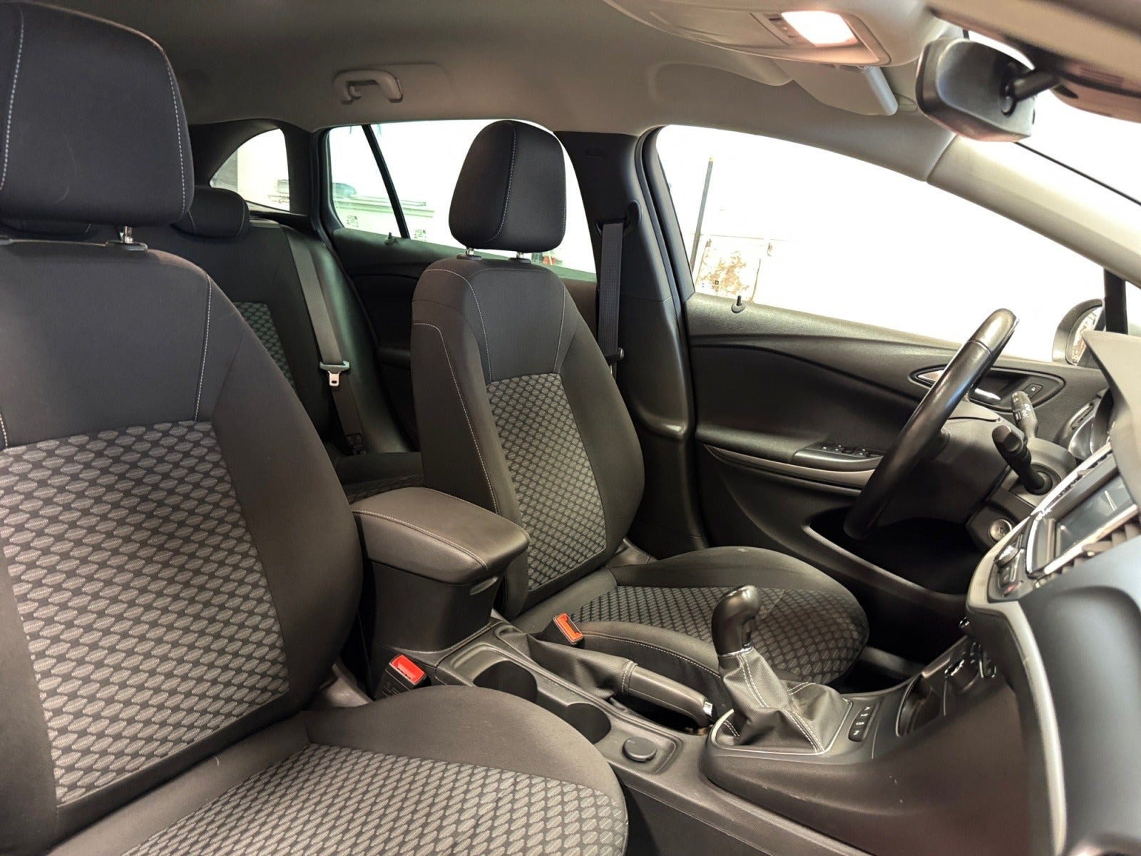 Sølv Opel Astra fra 2019