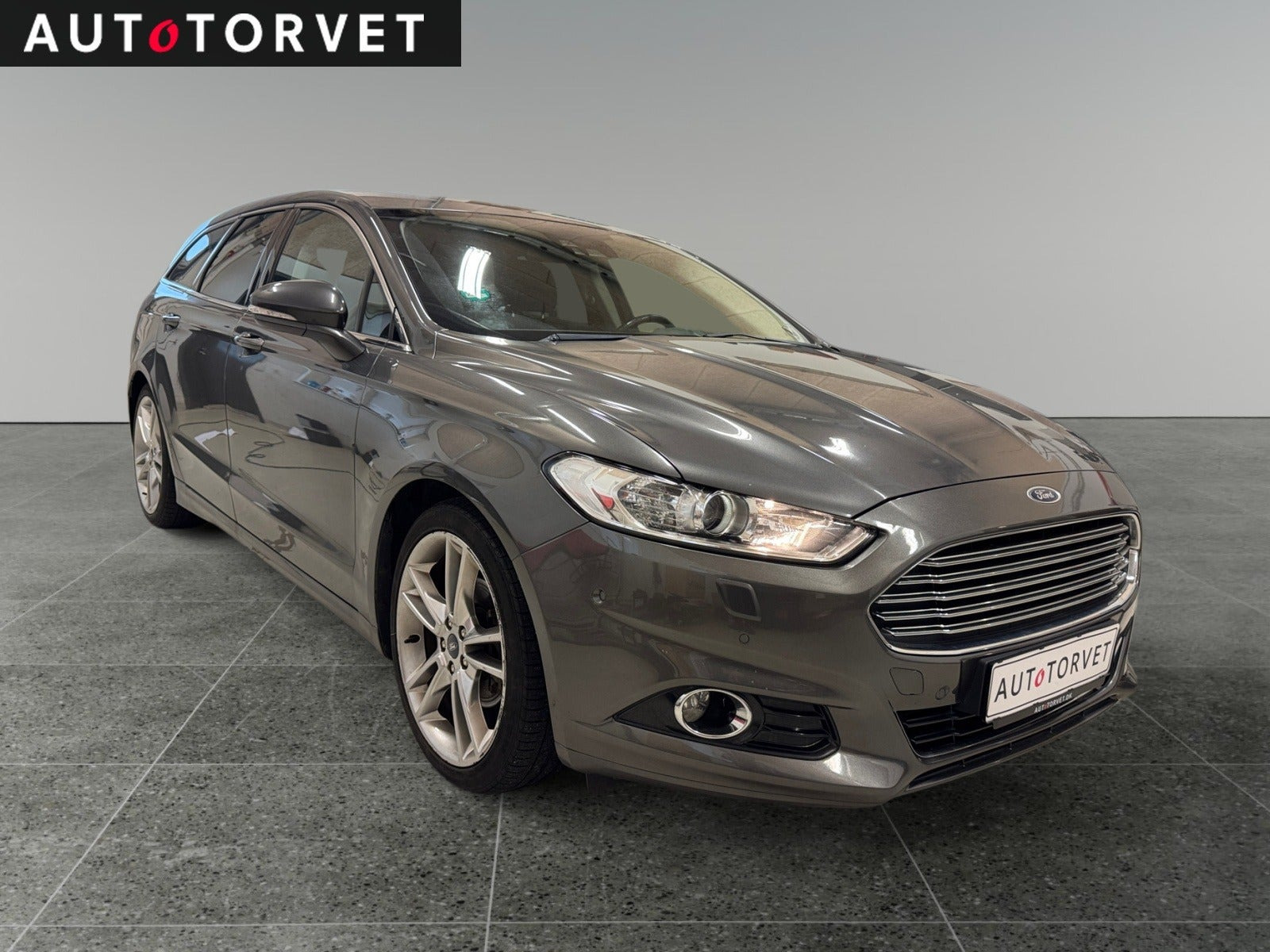 Grå Ford Mondeo fra 2016