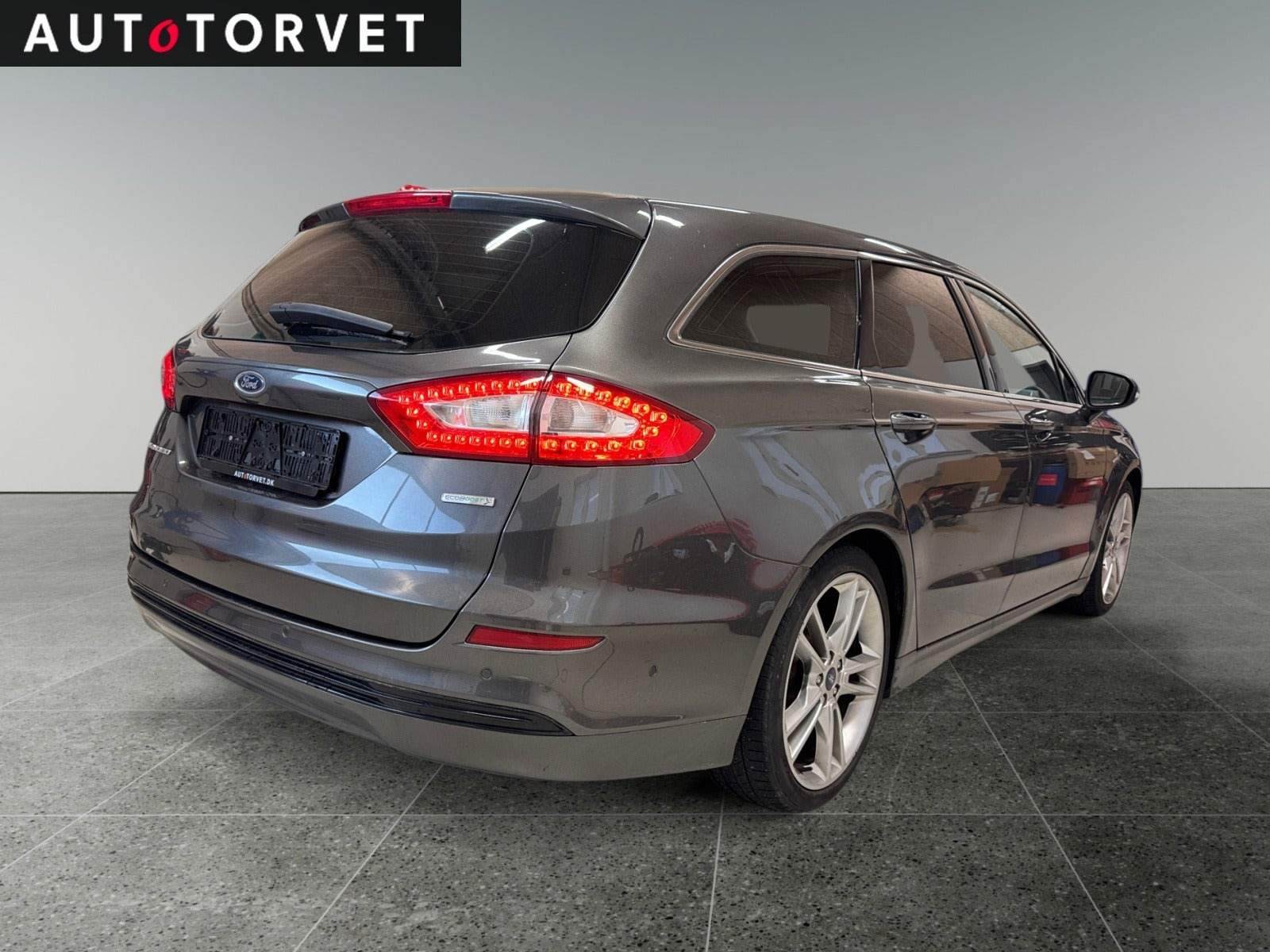 Grå Ford Mondeo fra 2016
