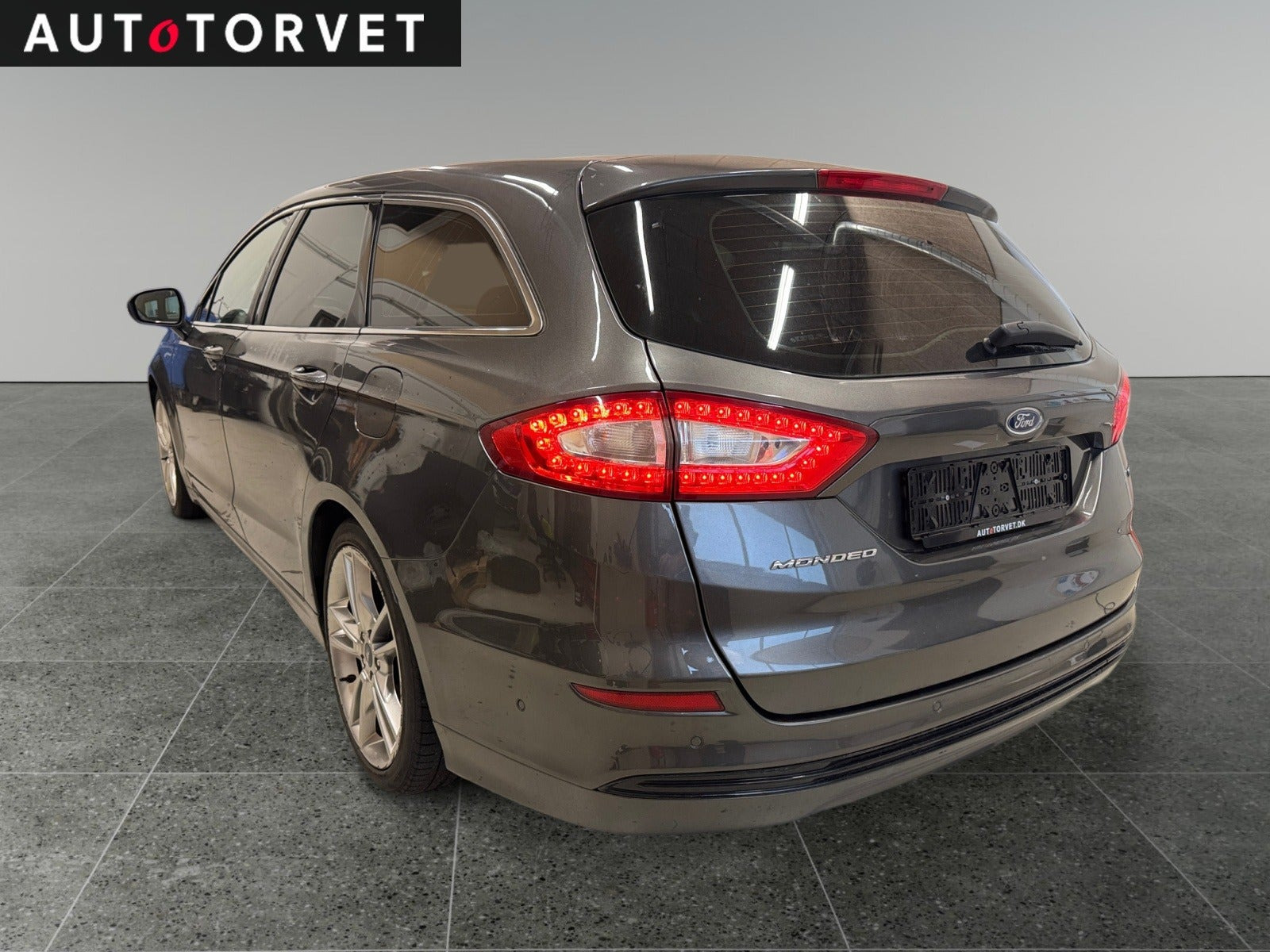 Grå Ford Mondeo fra 2016