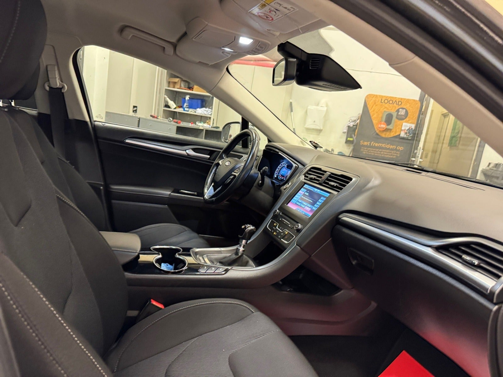 Grå Ford Mondeo fra 2016