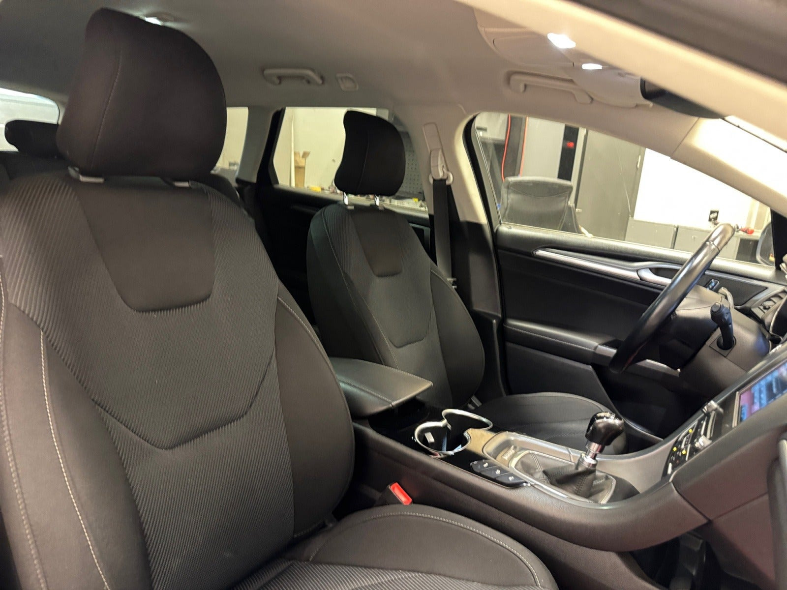 Grå Ford Mondeo fra 2016