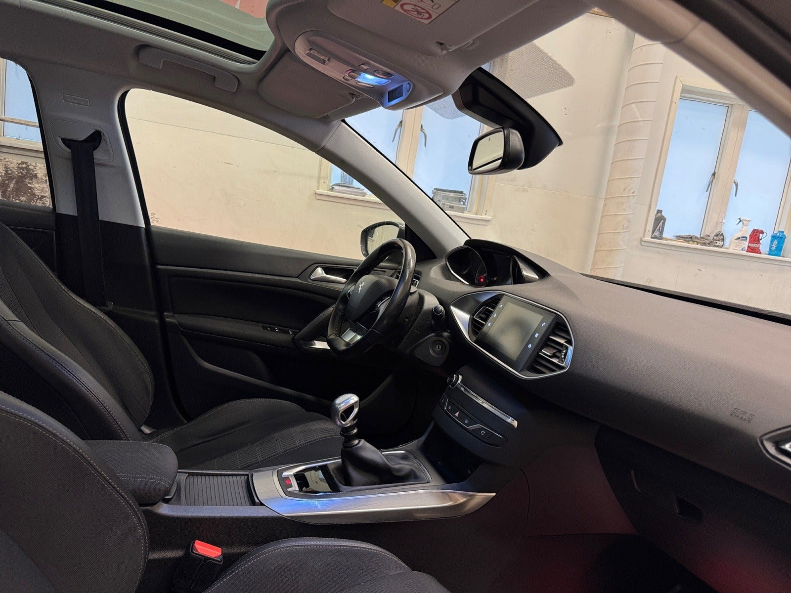 Grå Peugeot 308 fra 2018