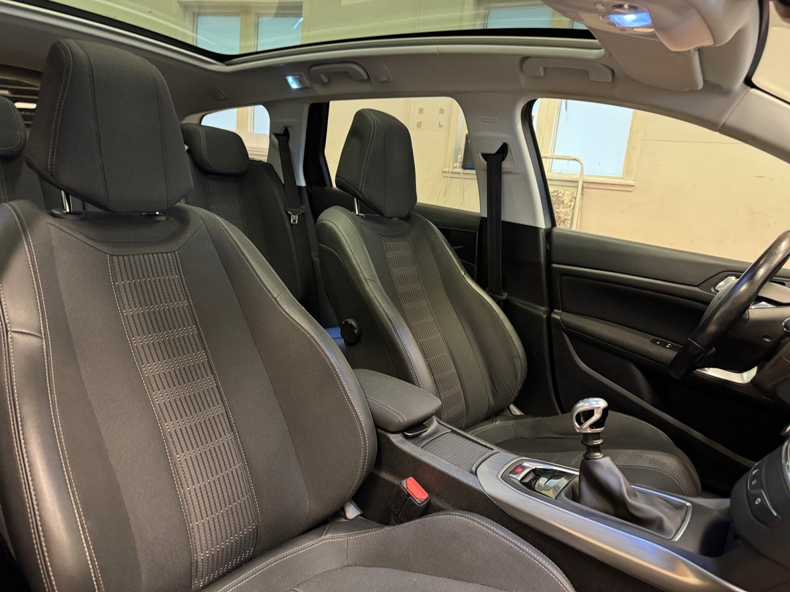 Grå Peugeot 308 fra 2018
