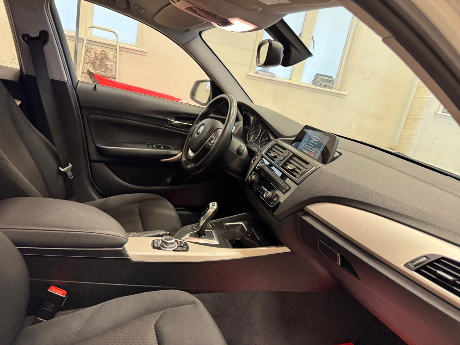 Hvid BMW 118d fra 2016