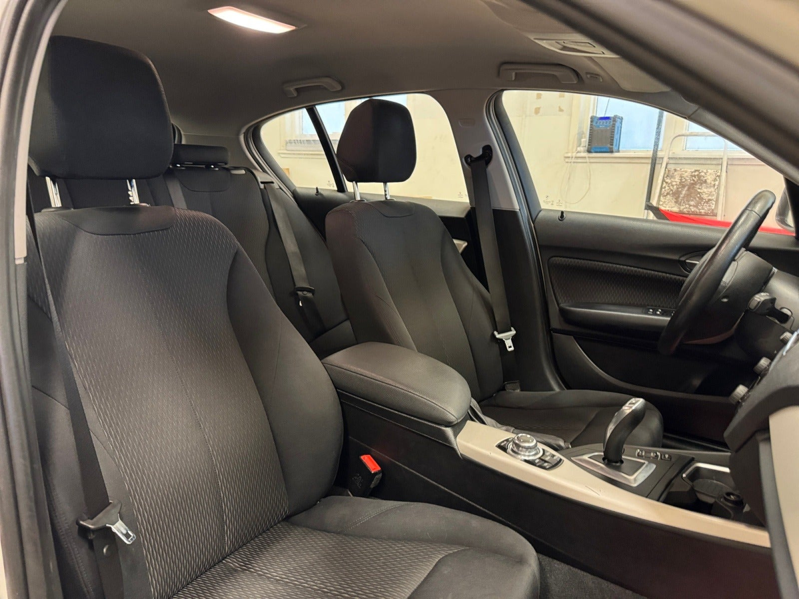 Hvid BMW 118d fra 2016
