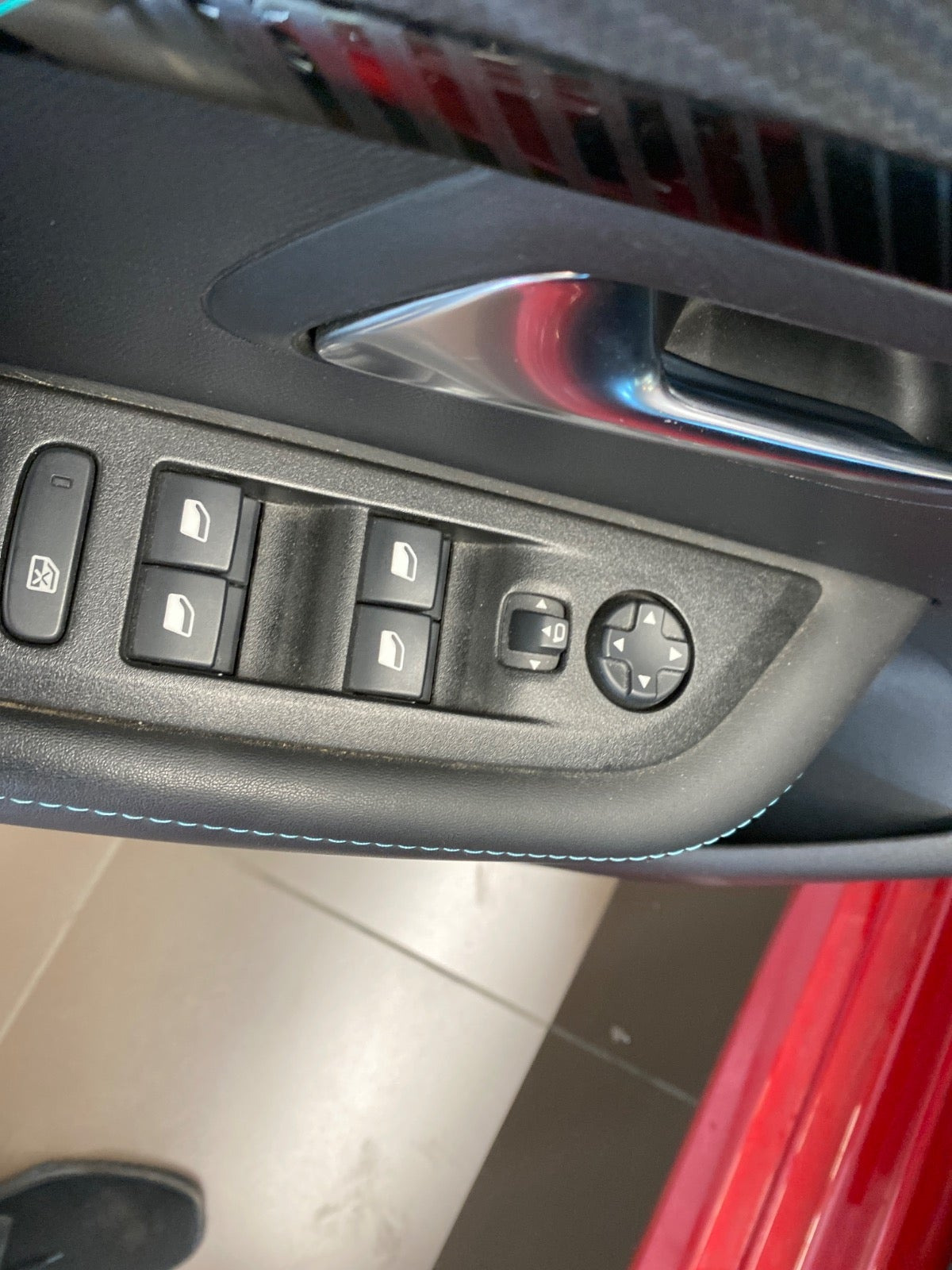 Rød Peugeot 208 fra 2020