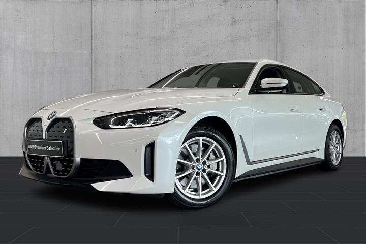Hvid BMW i4 fra 2023 set udefra