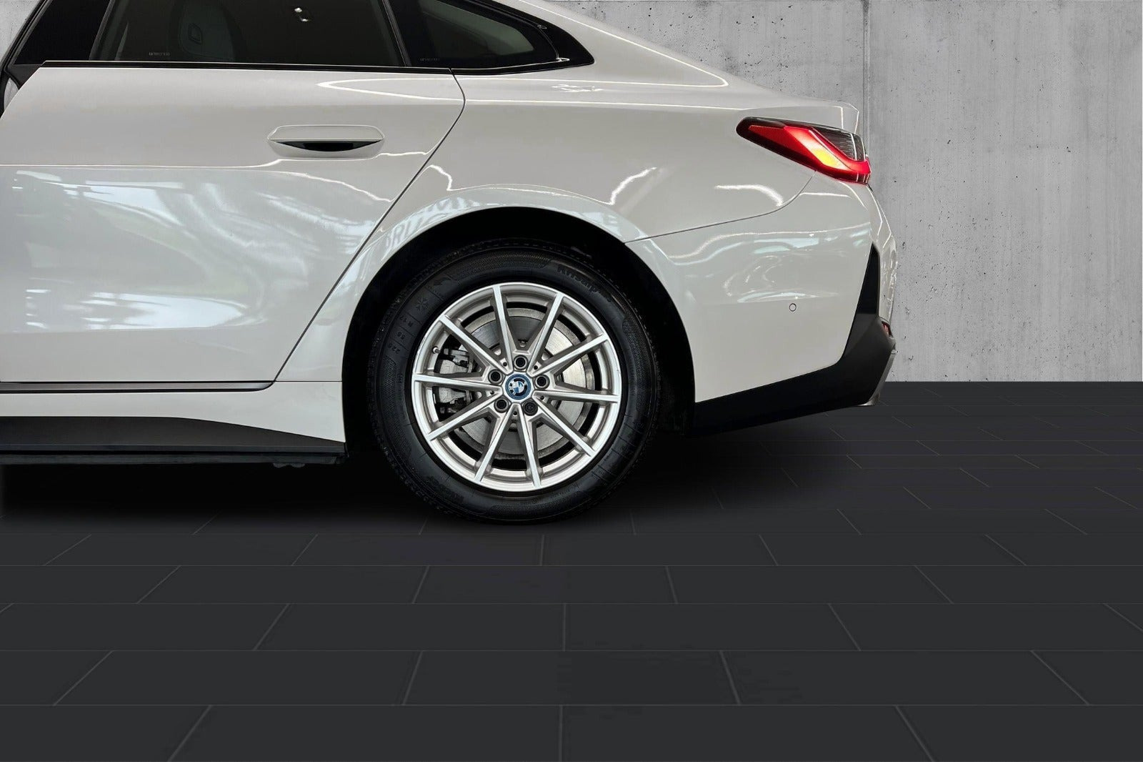Hvid BMW i4 fra 2023