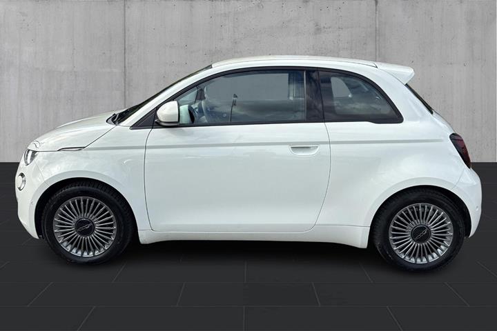 Hvid Fiat 500e fra 2023