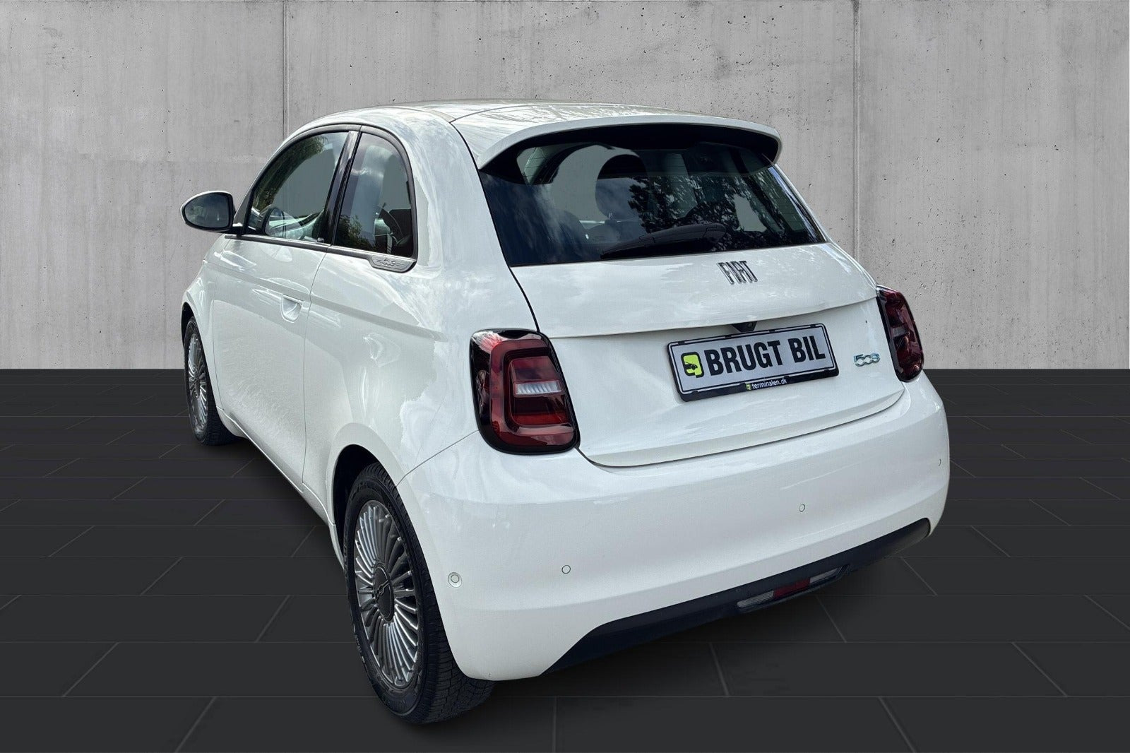 Hvid Fiat 500e fra 2023