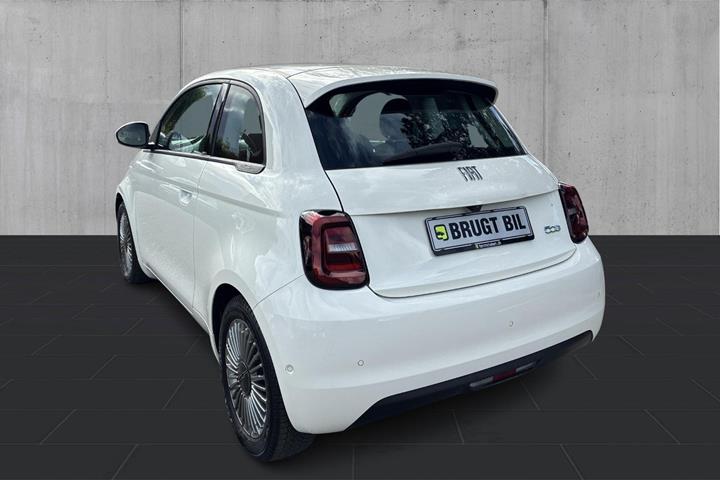 Hvid Fiat 500e fra 2023
