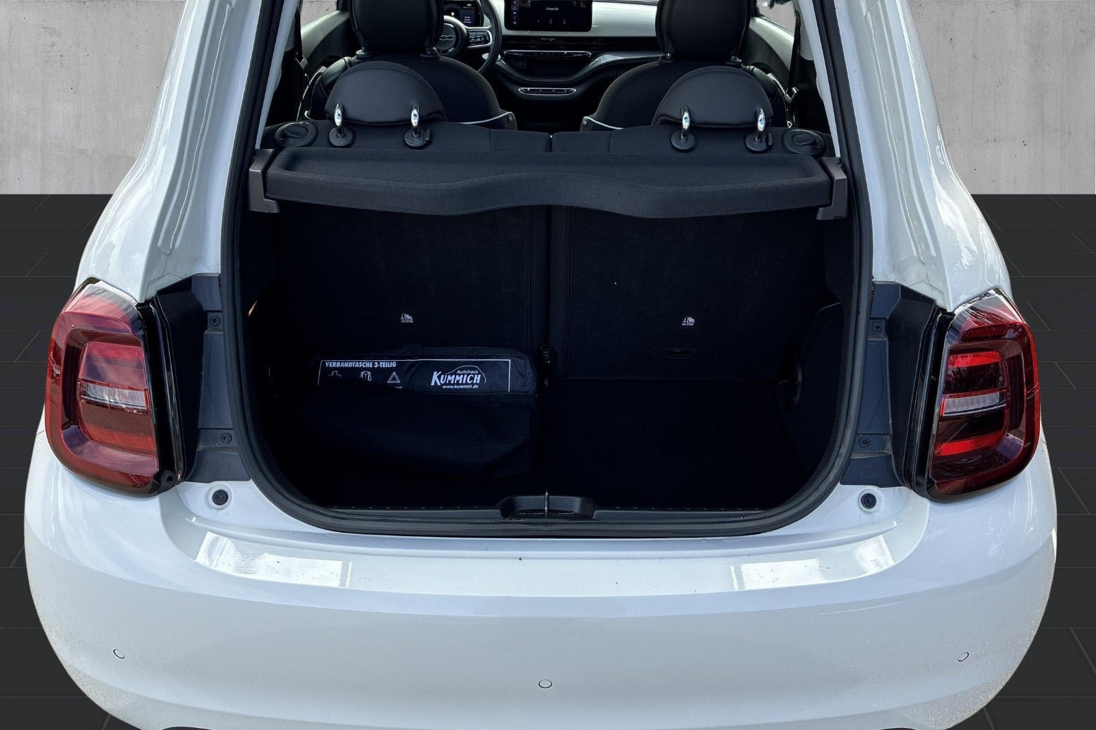 Hvid Fiat 500e fra 2023