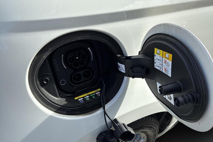Hvid Fiat 500e fra 2023